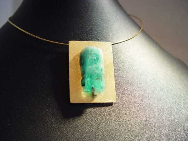 Collana Pendente in Smeraldo Verde Primo Piano - Anelli Riviere Diamanti e Fedi Nuziali con Diamanti Milano Roma Canton Ticino